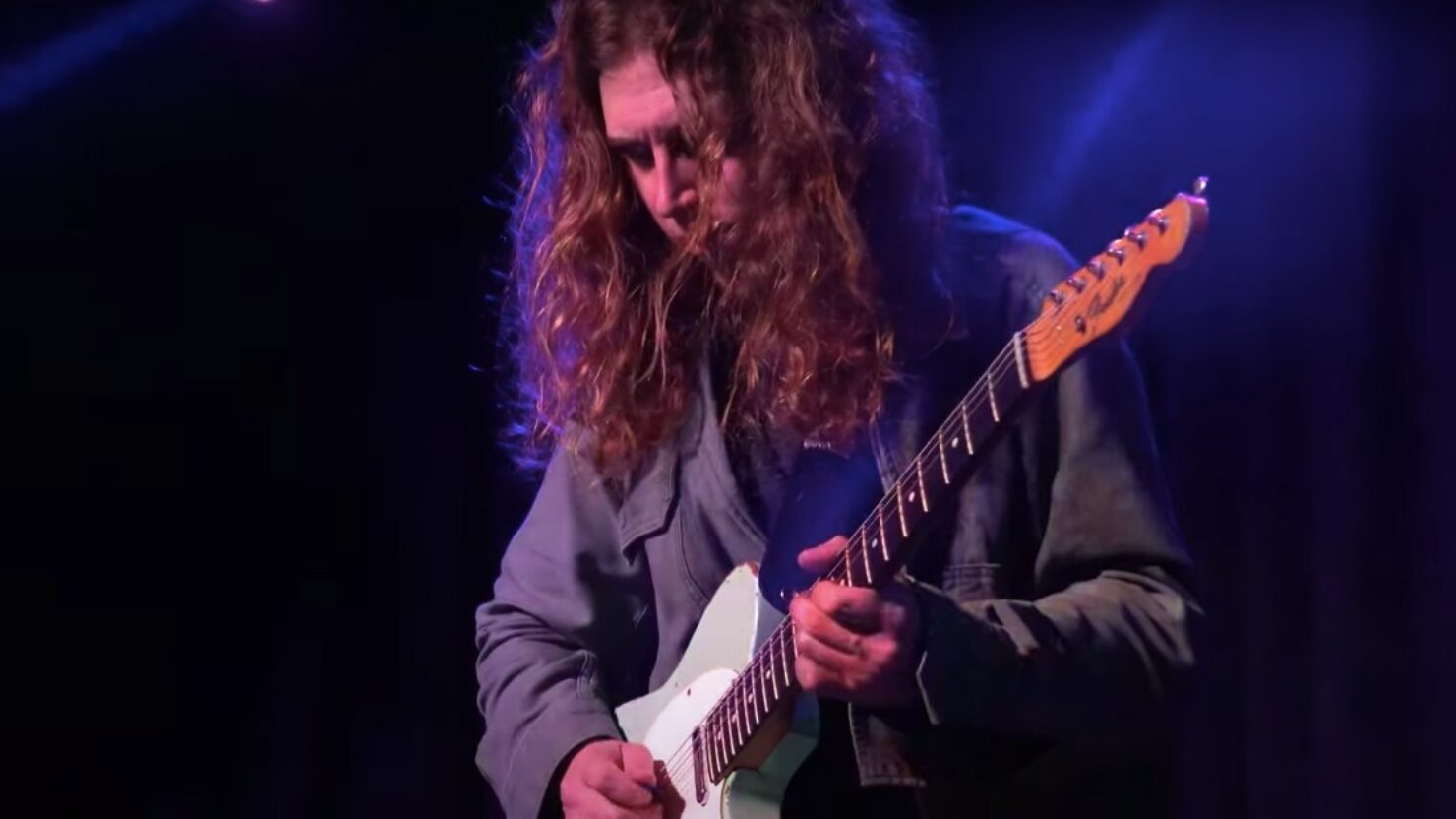 Regardez Cosmic Country de Daniel Donato interpréter le "Mystery Train" à Albany