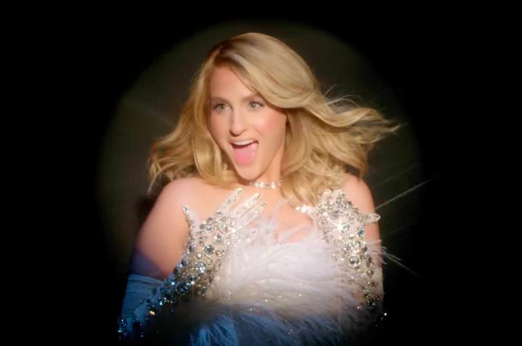 Meghan Trainor montre sa photo d'échographie de bébé n ° 2 dans la vidéo Blooper de "Mother"