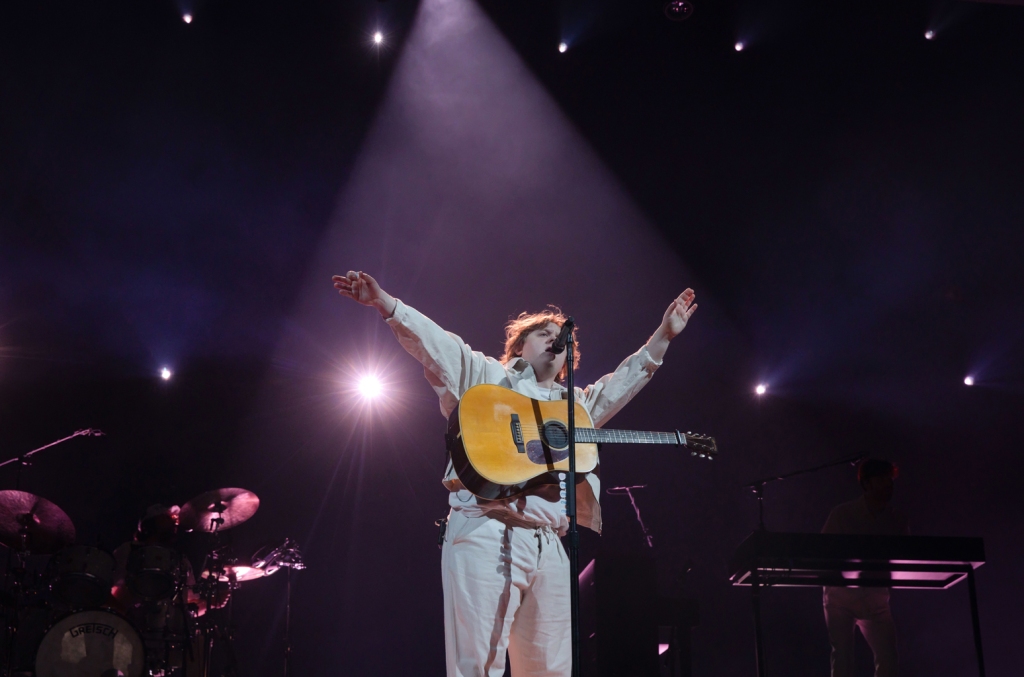 «Broken By Desire To Be Heavenly Sent» de Lewis Capaldi construit une énorme tête de liste au Royaume-Uni