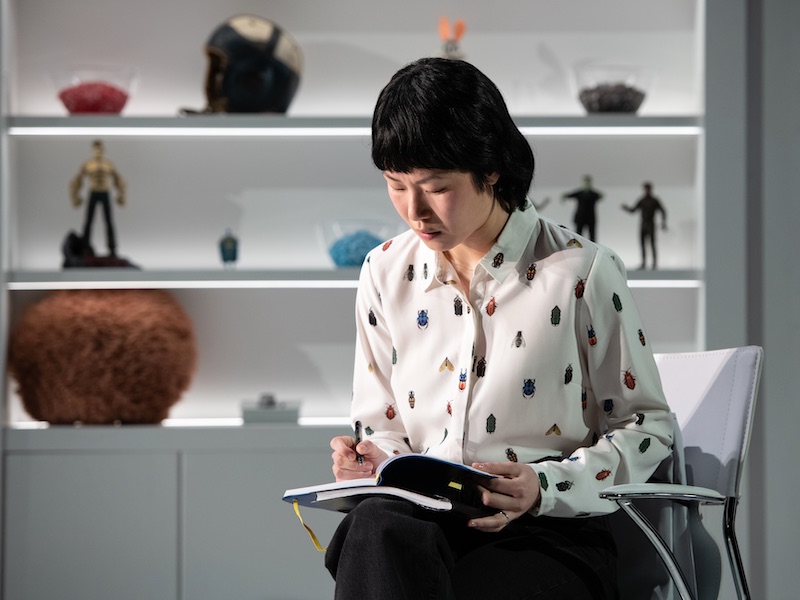 "Exclusion" très drôle raconte une histoire sérieuse de préjugés anti-asiatiques, à Arena Stage