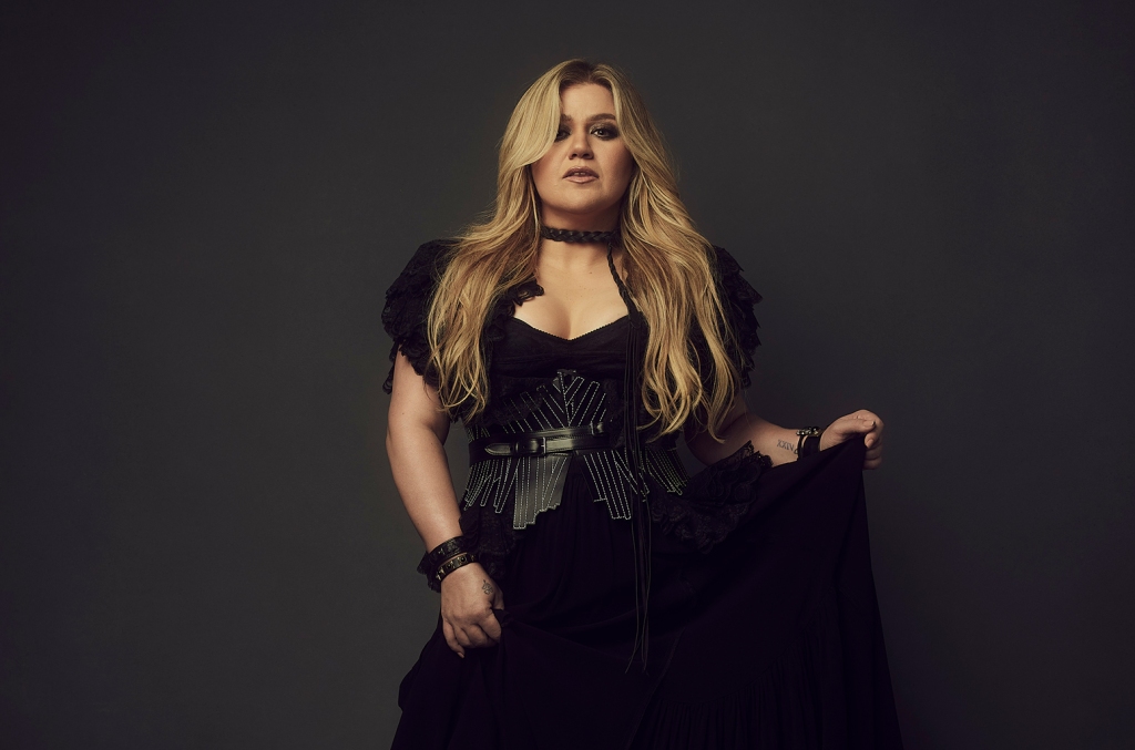 Kelly Clarkson dévoile le morceau d'été sensuel 'Favorite Kind of High'