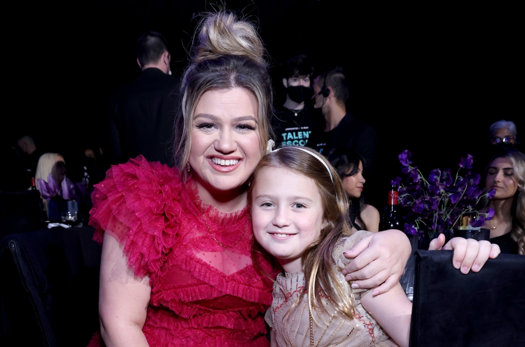 La fille de 8 ans de Kelly Clarkson fait une apparition dans la vidéo "Favorite Kind of High (David Guetta Remix)"