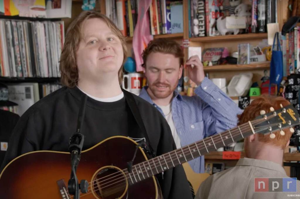 Lewis Capaldi lance une nouvelle chanson "Heavenly Kind of State of Mind" pour le concert de Tiny Desk