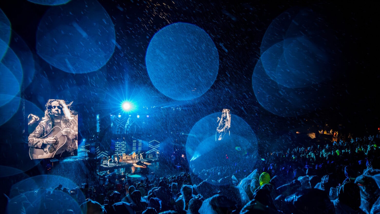 Regardez Billy Strings honorer Gordon Lightfoot et jouez Willie Nelson Collab On Rainy Night At Red Rocks