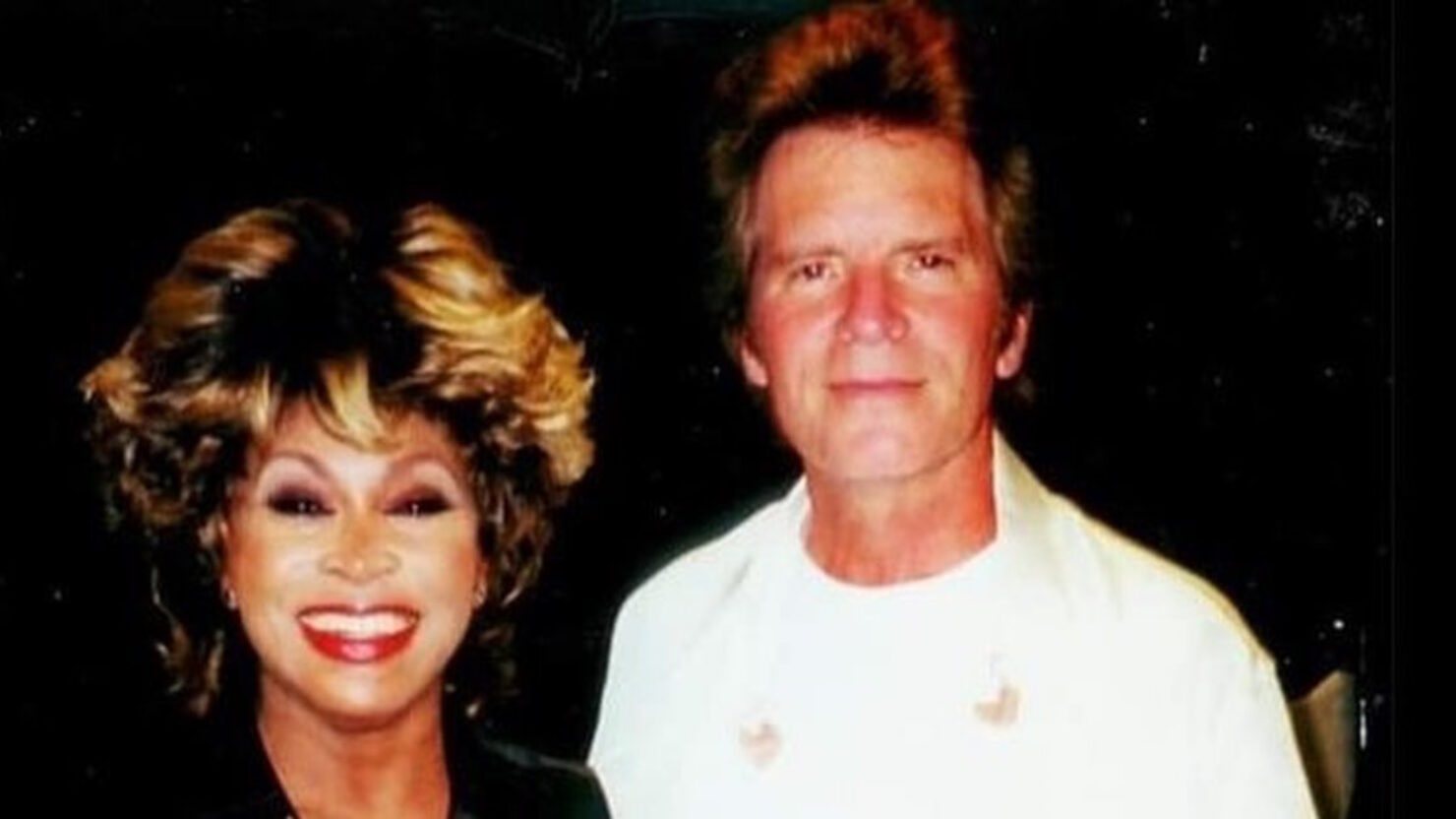 Regardez John Fogerty dédier "Proud Mary" à Tina Turner à Manchester