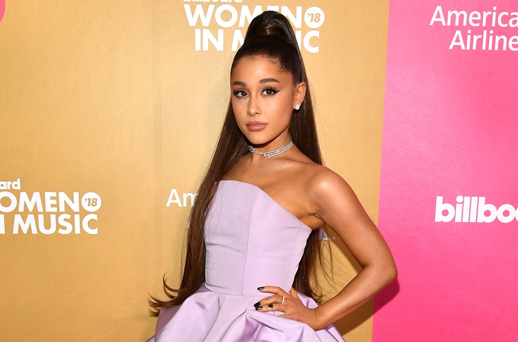 Ariana Grande se moque de son eye-liner ailé 'Phase' sur TikTok