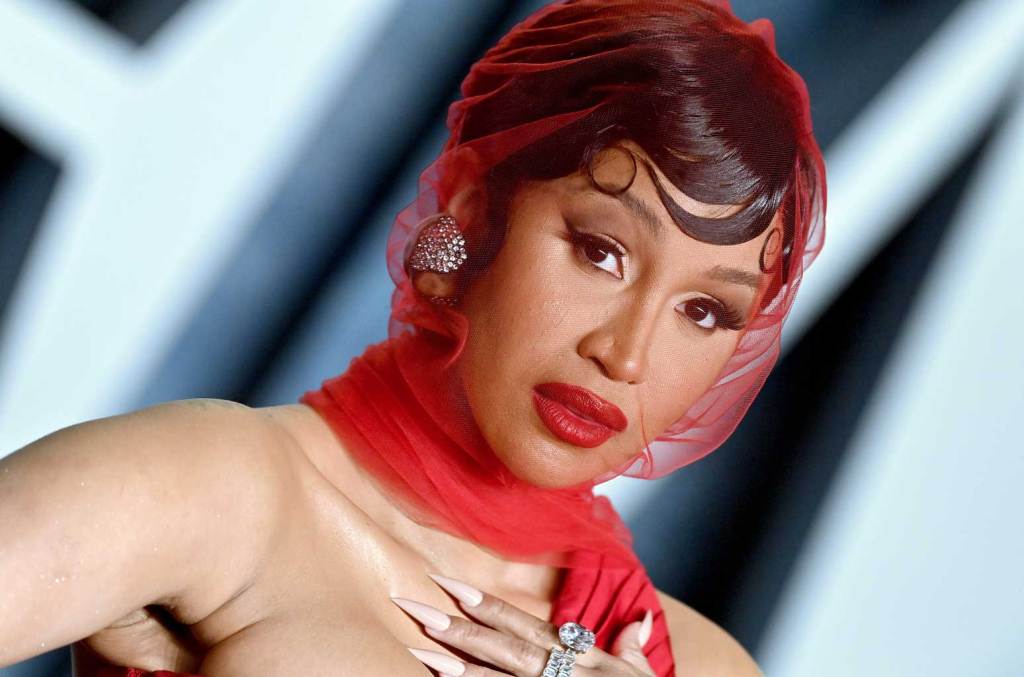 Cardi B montre un piano rose personnalisé 'Sickening'
