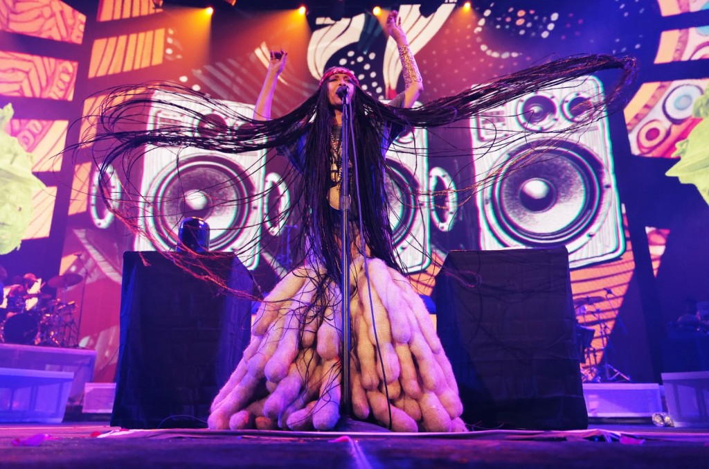 Erykah Badu donne une classe de maître en néo-soul et hip-hop lors d'un concert à Los Angeles