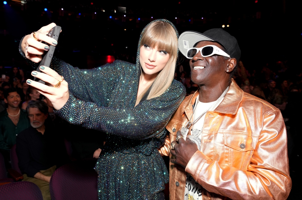 Flavor Flav cherche à embaucher des fans de Taylor Swift pour fabriquer des bracelets d'amitié personnalisés