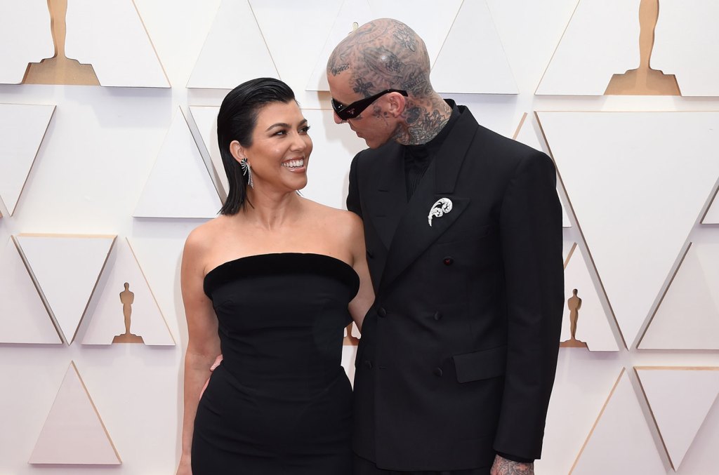 Kourtney Kardashian partage de nouvelles photos de grossesse et Travis Barker dit qu'ils ont déjà un nom
