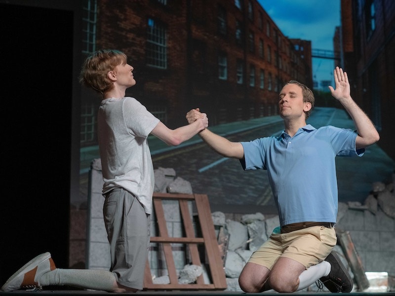 Les joueurs britanniques ont un plaisir pour la foule dans 'Blood Brothers'