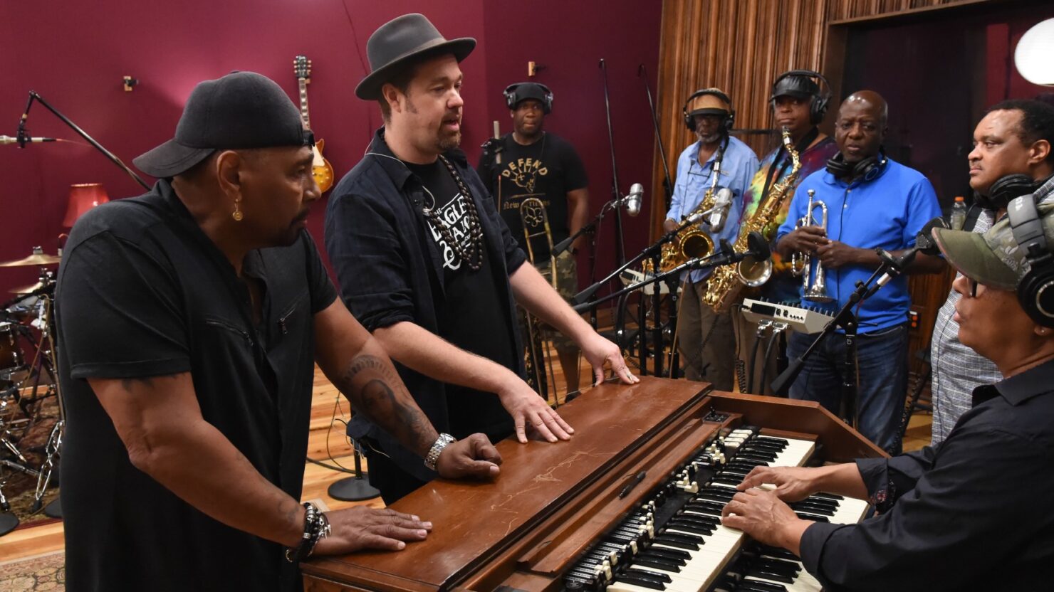 Regardez Aaron Neville, Dirty Dozen Brass Band et plus sur «Take Me To The River» Outtake «Hercules»