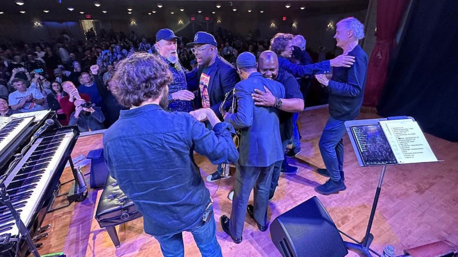 Regardez Bruce Hornsby et The Noisemakers interpréter "The Way It Is" avec John Scofield, Christian McBride et Kenny Garrett