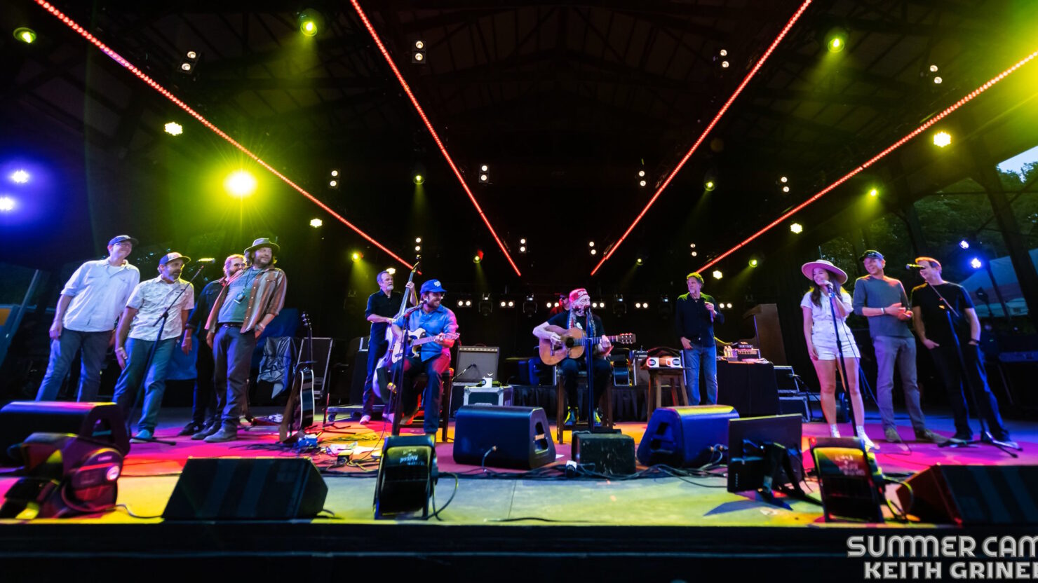 Regardez Willie Nelson Bienvenue Sierra Hull + moe.  et les membres d'Umphrey's McGee au camp d'été