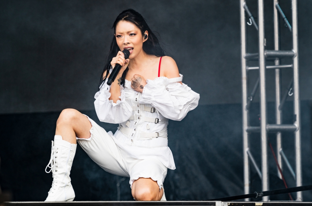 Rina Sawayama appelle apparemment Matty Healy, dédie "STFU!"  à lui au festival de Glastonbury 2023