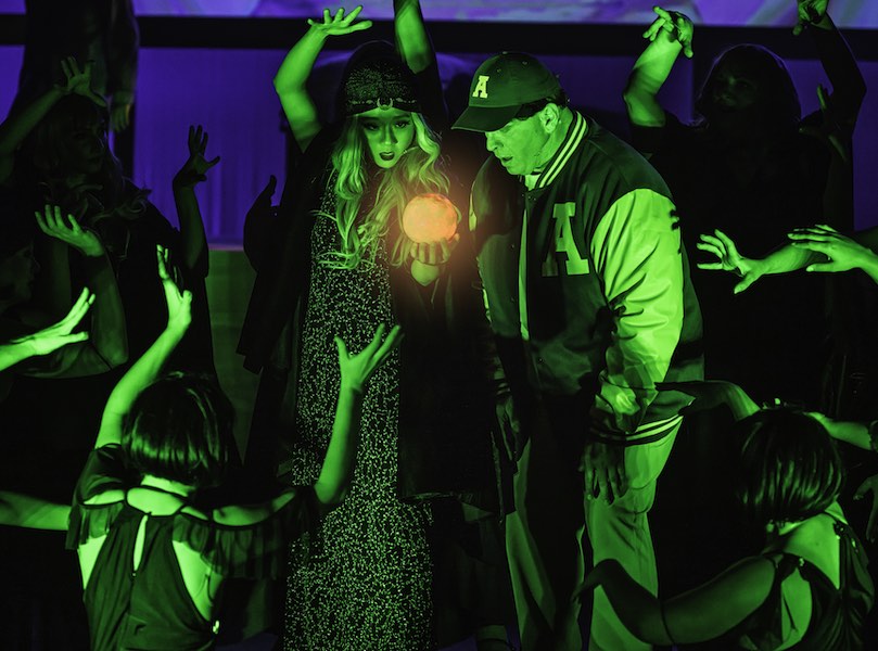 « Big Fish » est tout un succès à la compagnie de théâtre de la ville de Fairfax