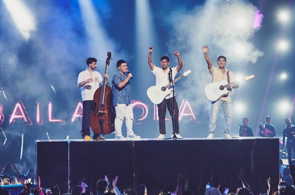 Eslabon Armado inspire Massive Singalong avec 'Ella Baila Sola' au Premios Juventud 2023