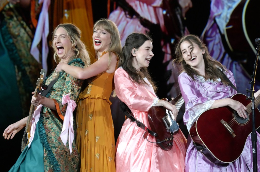 Haim rejoint Taylor Swift sur scène déguisé en demi-sœurs « Bejeweled » pour « No Body, No Crime »