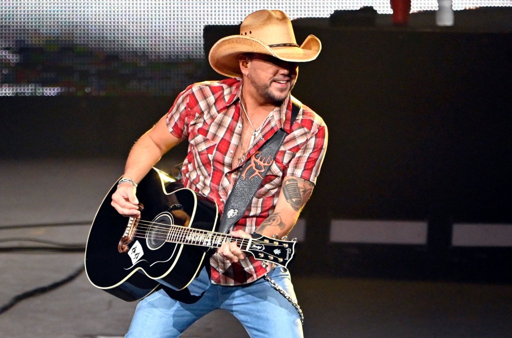 Jason Aldean raconte "Essayez ça dans une petite ville" à l'attentat du marathon de Boston lors d'un concert MA