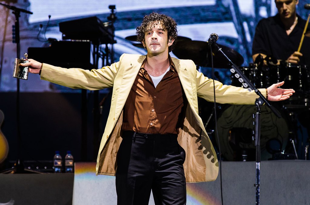 Le festival de musique de Malaisie annulé après que Matty Healy ait critiqué les lois LGBTQ du pays et ait embrassé son coéquipier sur scène