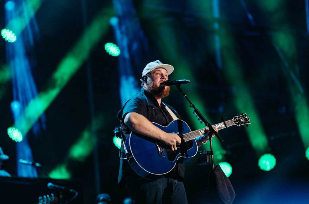 Le spectacle du stade Luke Combs à Charlotte suspendu en raison d'un orage