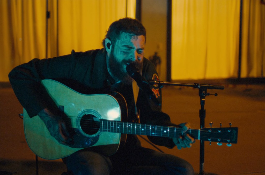 Post Malone Lounges Poolside dans la performance live de 'Green Thumb'