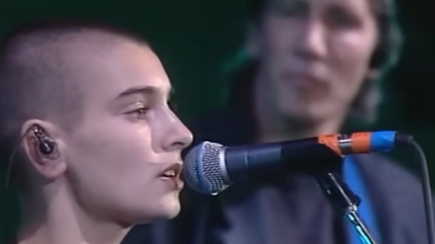 Regardez Sinéad O'Connor chanter "Mother" de Pink Floyd avec Roger Waters et les membres du groupe