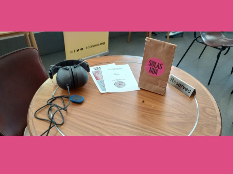 Appuyez sur play dans un café et écoutez une histoire sensorielle de Solas Nua, "One Moment Now"