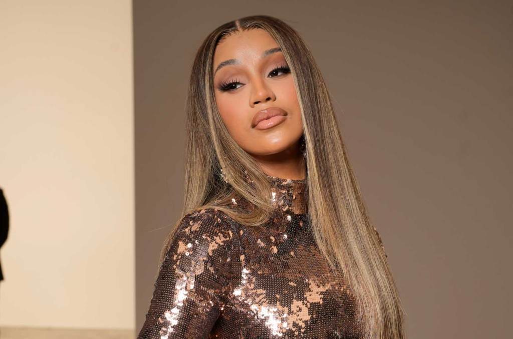 Cardi B défend son "parcours de croissance des cheveux" auprès des sceptiques : "Où était la génétique quand j'étais à l'école ?"