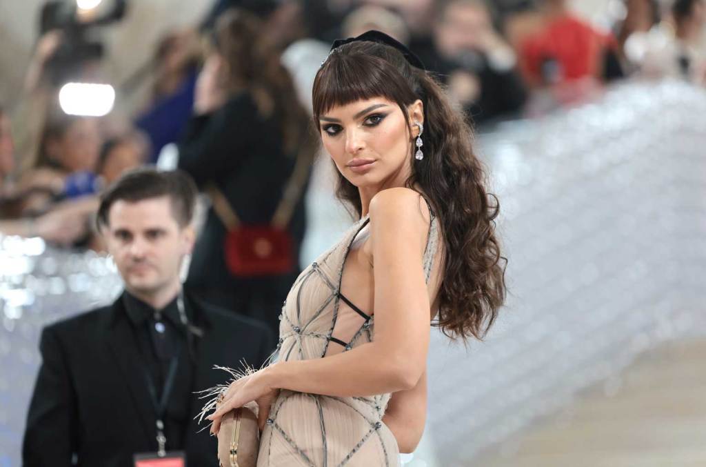 Emily Ratajkowski se qualifie de "misogyne" parce qu'elle "n'a pas f— avec Taylor Swift"