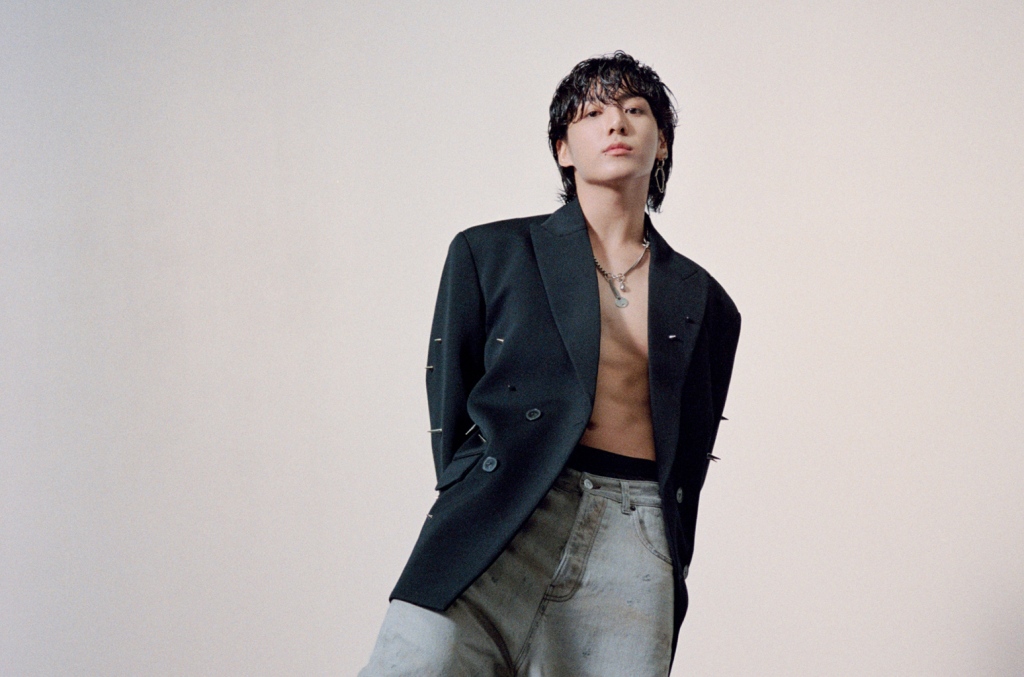 Jung Kook devient torse nu pour la nouvelle publicité de Calvin Klein