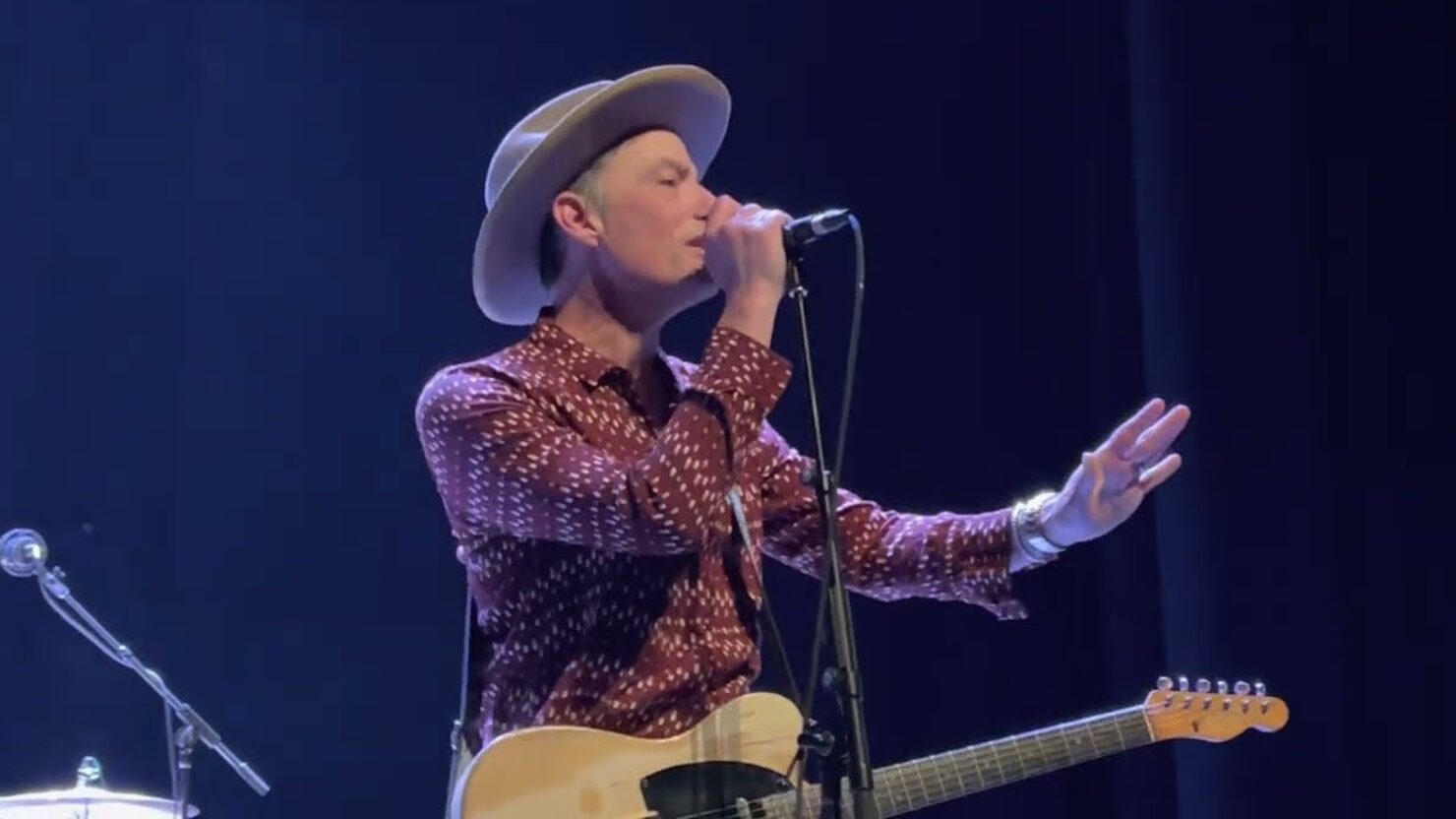 Les giroflées dépoussièrent les couvertures du groupe en l'honneur de Robbie Robertson