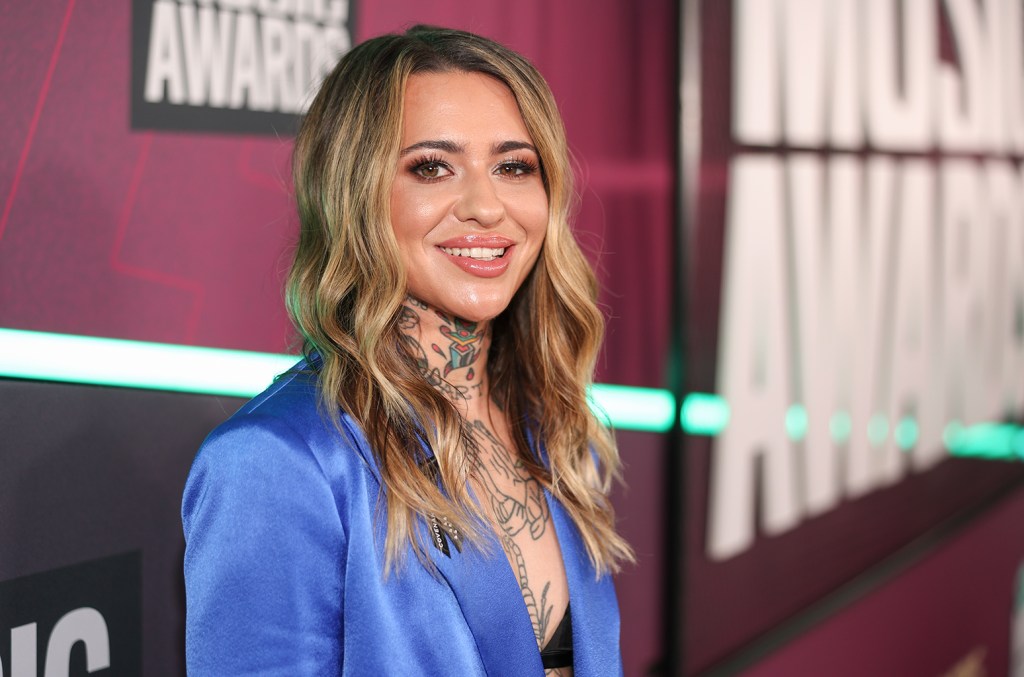 Morgan Wade obtient Kyle Richards, star de "Real Housewives", "tomber amoureux de moi" dans une nouvelle vidéo torride: regardez