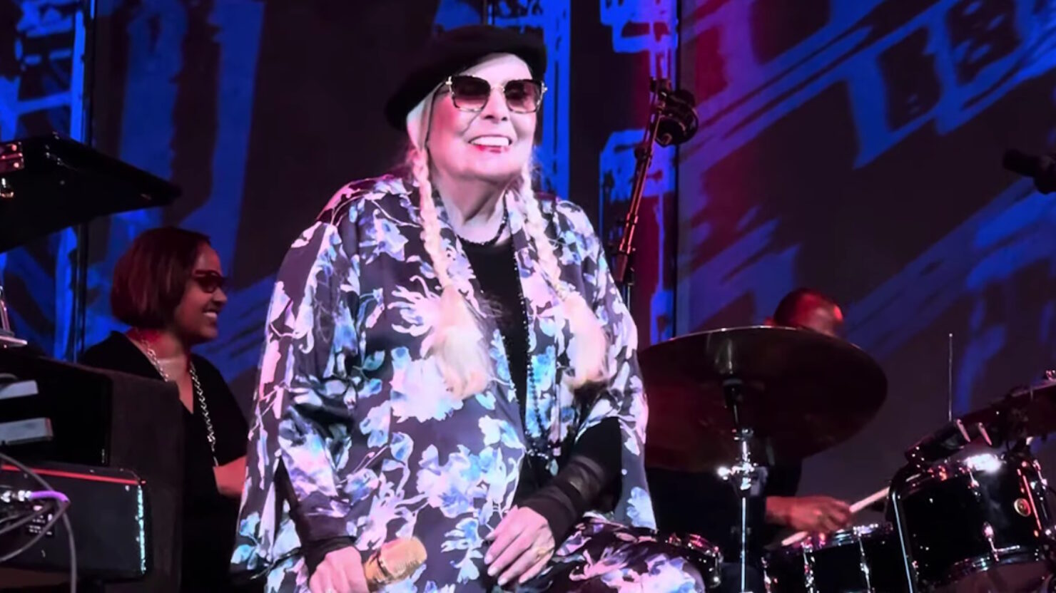 Regardez Joni Mitchell faire une apparition surprise au concert hommage à Wayne Shorter