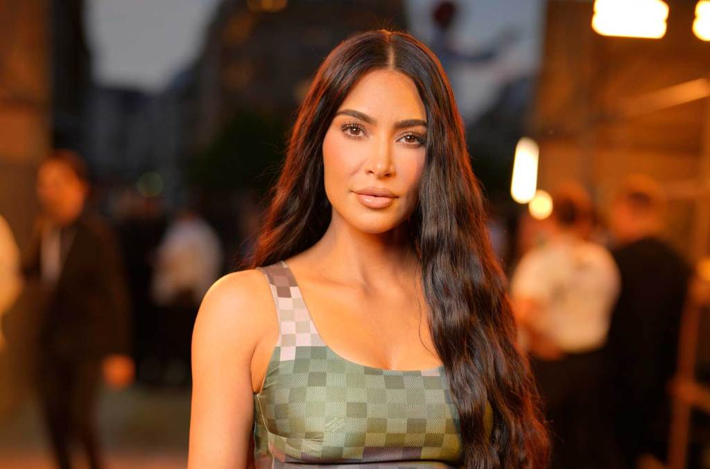 Regardez Kim Kardashian recréer sa citation "Search & Rescue" au concert de Drake à Los Angeles