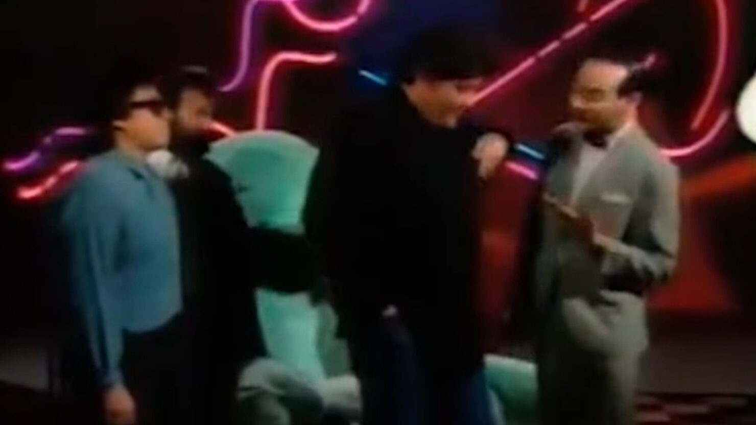 Regardez Los Lobos traîner avec Pee-Wee Herman en 1987