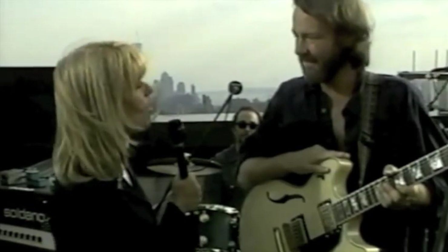 Regardez Widespread Panic Perform pour CNN en 1998 sur un toit à New York