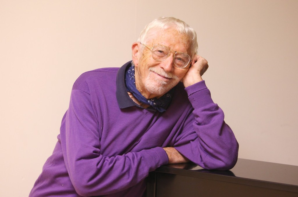 Tom Jones, créateur de la comédie musicale la plus ancienne "The Fantasticks", décède à 95 ans