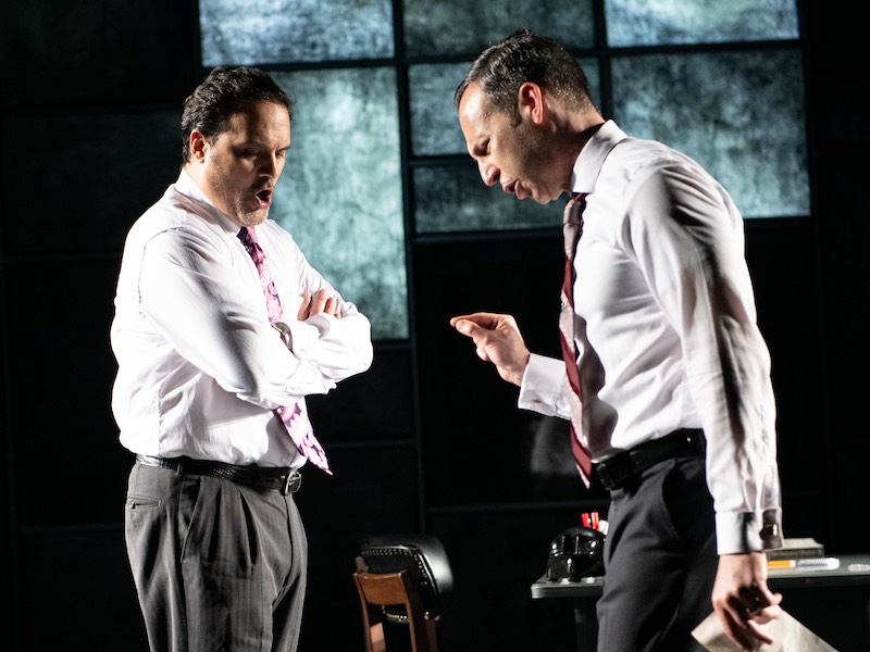 Arrêtez les presses.  « Ink » au Round House Theatre est un incontournable.