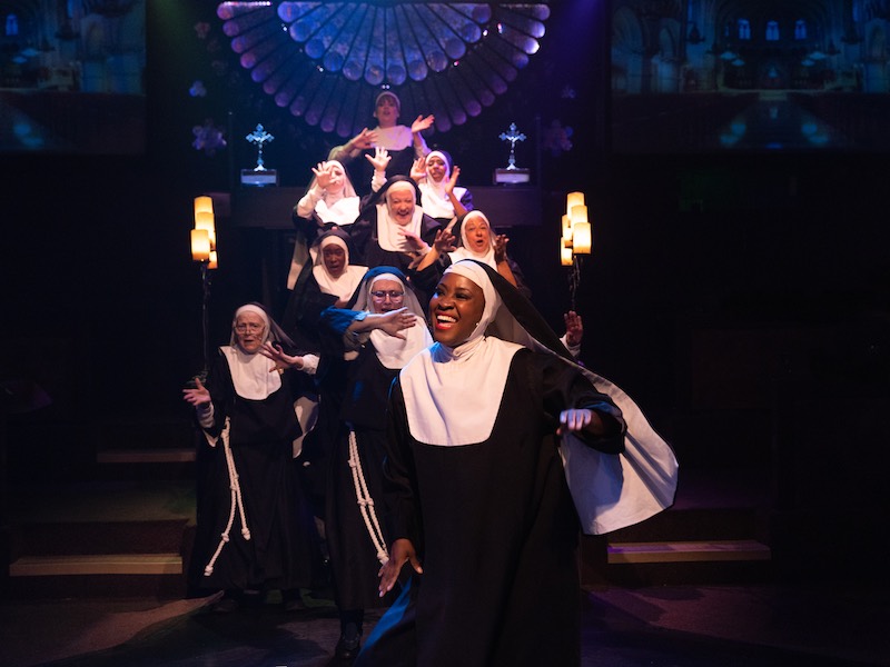 Des chansons spectaculaires et une touche d'église dans « Sister Act » au Toby's Dinner Theatre