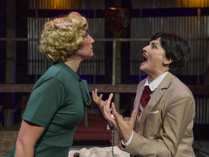 Rires et bonheur dans « Les 39 marches d'Alfred Hitchcock » au NextStop Theatre