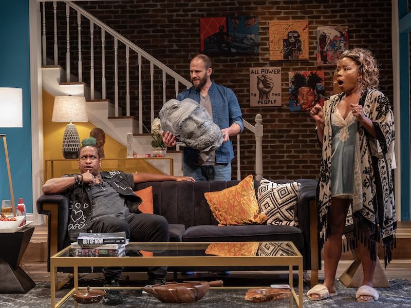La comédie donne du punch dans « Travesties monumentales » au Théâtre Mosaic