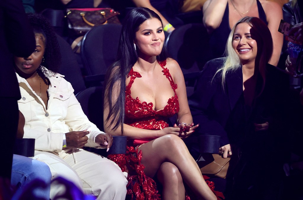 Après que la réaction aigre de Selena Gomez à la nomination de Chris Brown aux VMA soit devenue virale, elle se demande "Qui s'en soucie ?"