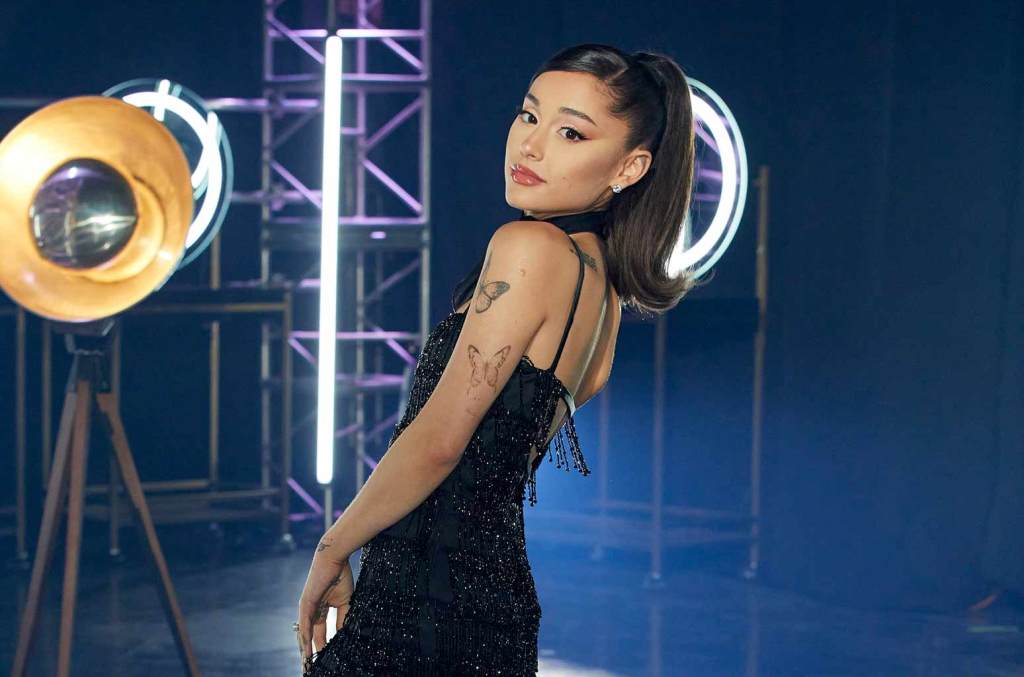 Ariana Grande dit qu'elle avait l'habitude de recevoir une « tonne » de produits de comblement et de Botox parce qu'elle « avait envie de se cacher »