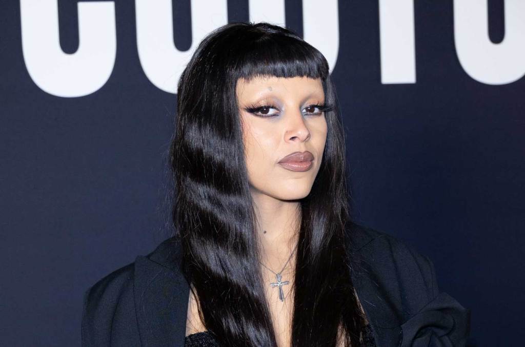 Minerve, mais faites-en la mode : Doja Cat partage de nouvelles photos de blessures apparentes