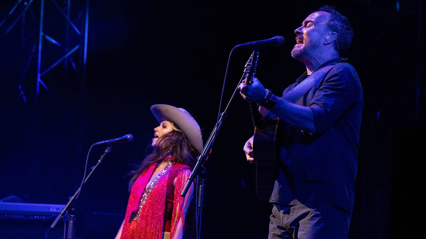 Regardez le groupe Dave Matthews sortir « Long Black Veil » avec Sierra Ferrell