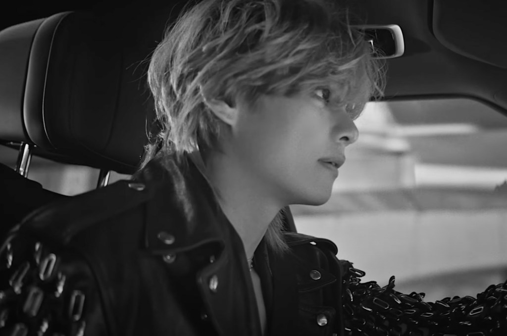 V passe au noir et blanc pour le clip de Moody « Blue » : regardez
