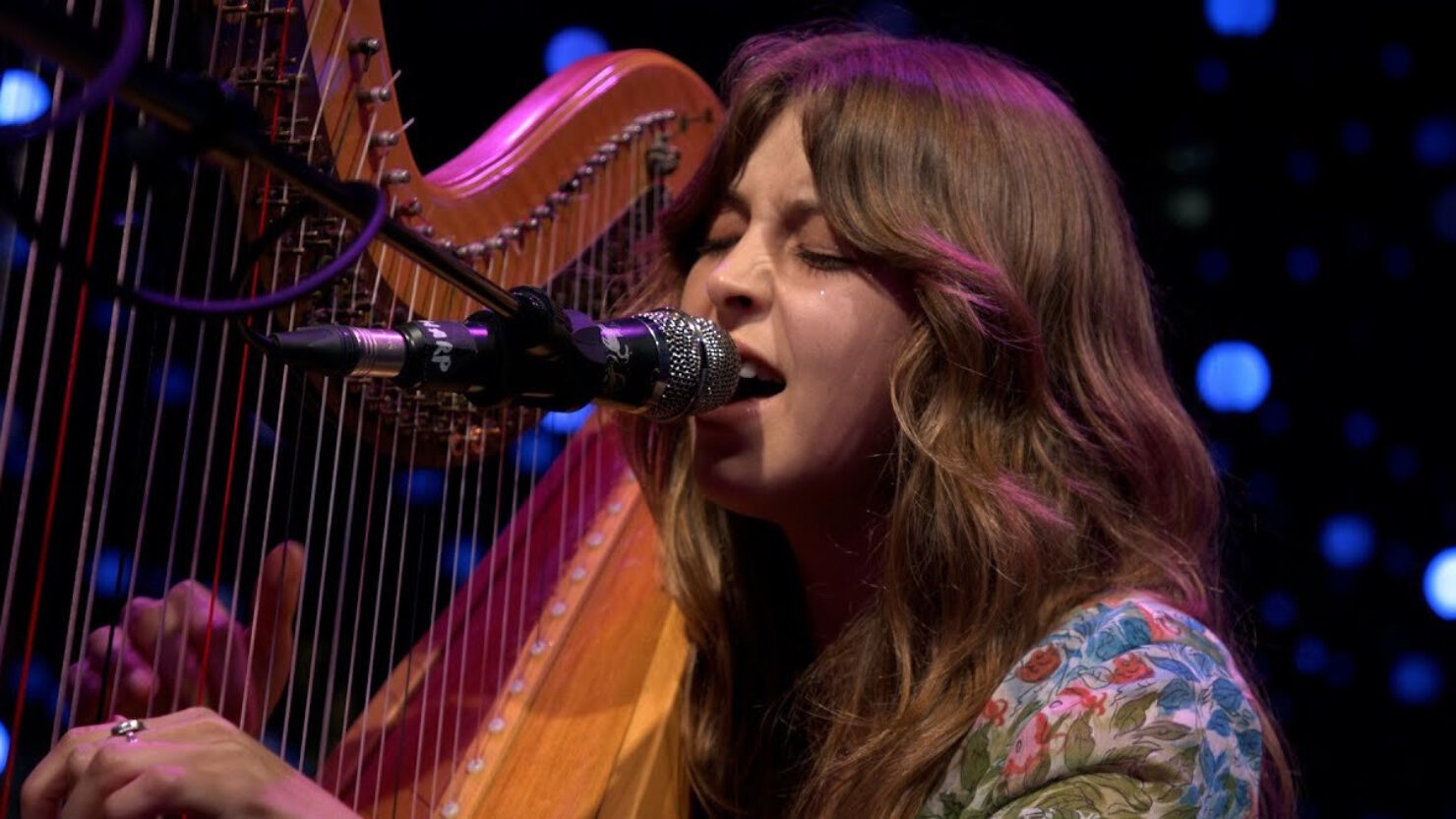Voir Mikaela Davis laisser le groupe et les chansons « And Southern Star » briller en direct au KEXP