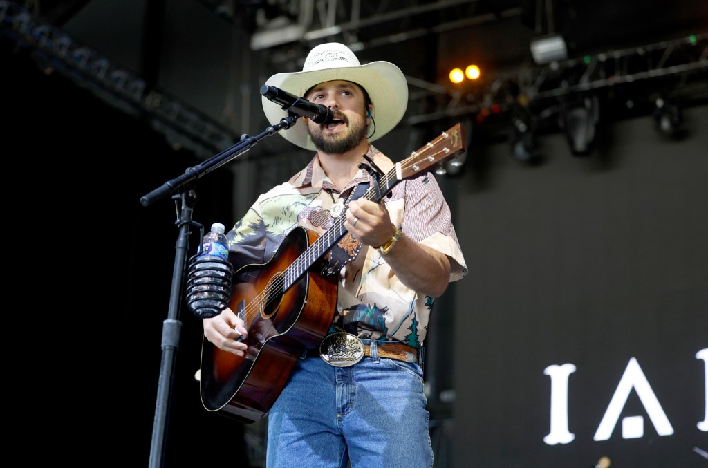 Ian Munsick parle de rassembler l'esprit de l'Ouest dans le nouveau single « Long Live Cowgirls »