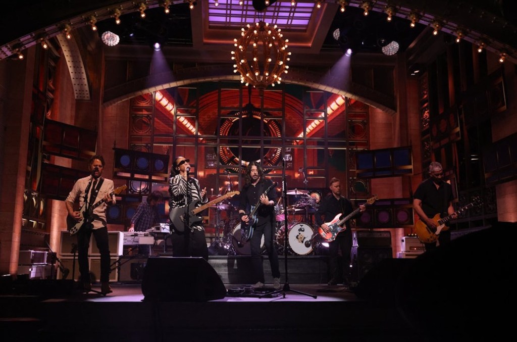 Les Foo Fighters jouent avec ELLE et sont présentés par Christopher Walken sur « SNL » : regardez